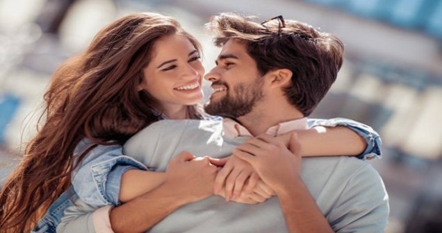 Kova Kadını Koç Burcu Erkeği Uyumu